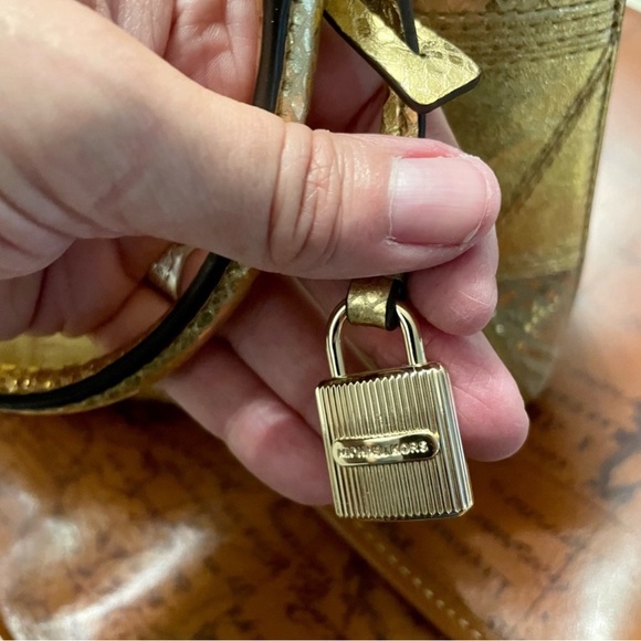 Gorgeous Michael Kors Crossbody! 
Would be Great worn this Holiday Season!! - Picture 5 of 6